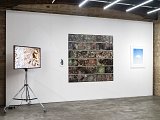 Vue de l'exposition À gauche : Midsummer Melody (Bordeaux, 10-13 août 2022), 2025. Diaporama HD, 20' Au centre : Relevés (Labouheyre, 20-24 mars 2017). 6 impressions aux encres pigmentaires sur papier photographique, 27,5 x 175,6 cm chacune À droite : Ciel bleu (avec petits nuages et un plus gros), Bordeaux, 8 août 2013. Impression aux encres pigmentaires sur papier pur coton, 85 x 65 cm (encadrée)