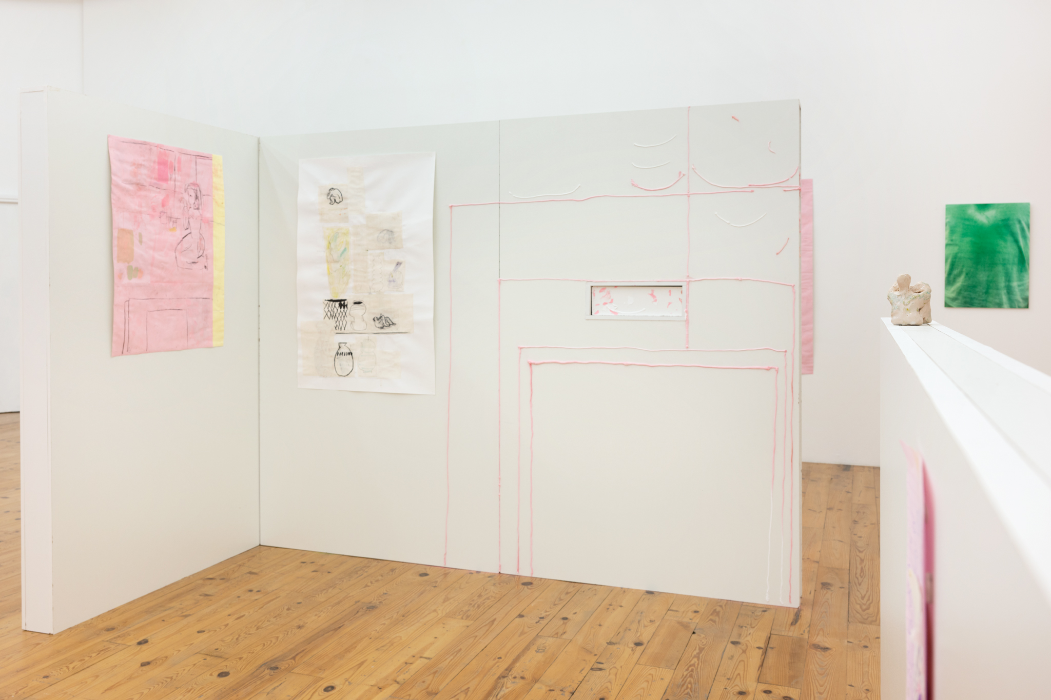 De gauche à droite : Sans titre, 2024 Peinture à l'huile, fusain et collage sur papier, 110 x 90 cm L'atelier rose, 2024 Peinture à l'huile, fusain, post-it et collage sur papier, 90 x 80 cm Les lignes du désir, 2024 Silicone, fusain, maquillage et peinture à l'huile sur bois, 360 x 200 x 220 cm