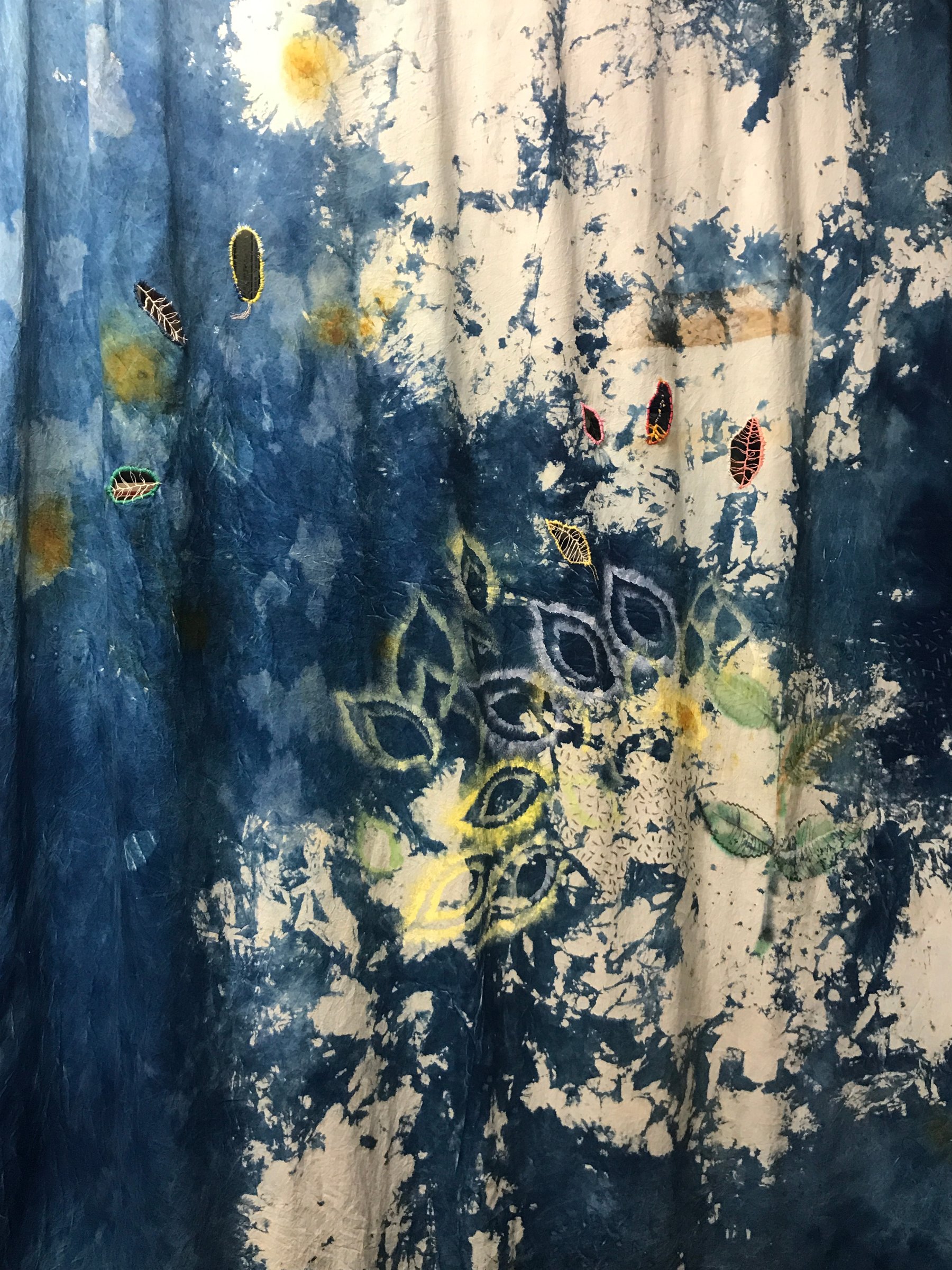 Cyanotype brodé, peinture à l'huile de lin et pigments naturels, 280 x 350 cm (détail) Collection privée
