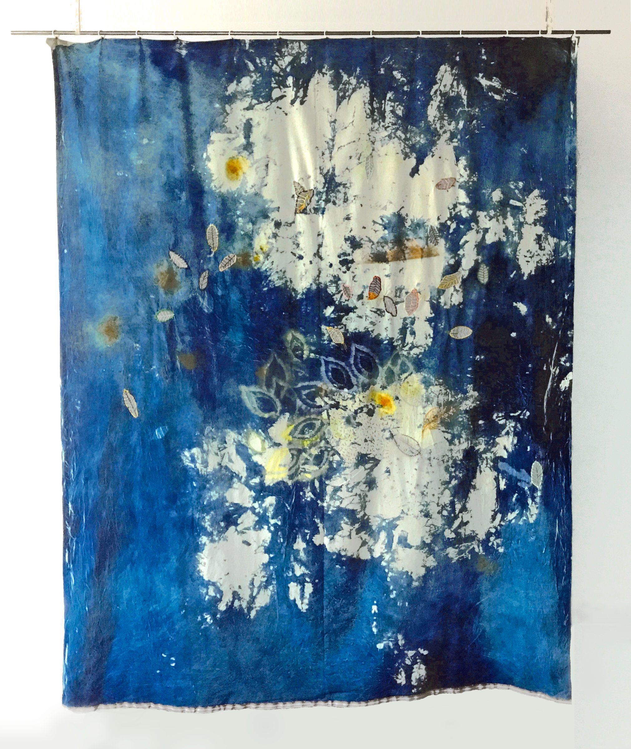 Cyanotype brodé, peinture à l'huile de lin et pigments naturels, 280 x 350 cm Collection privée