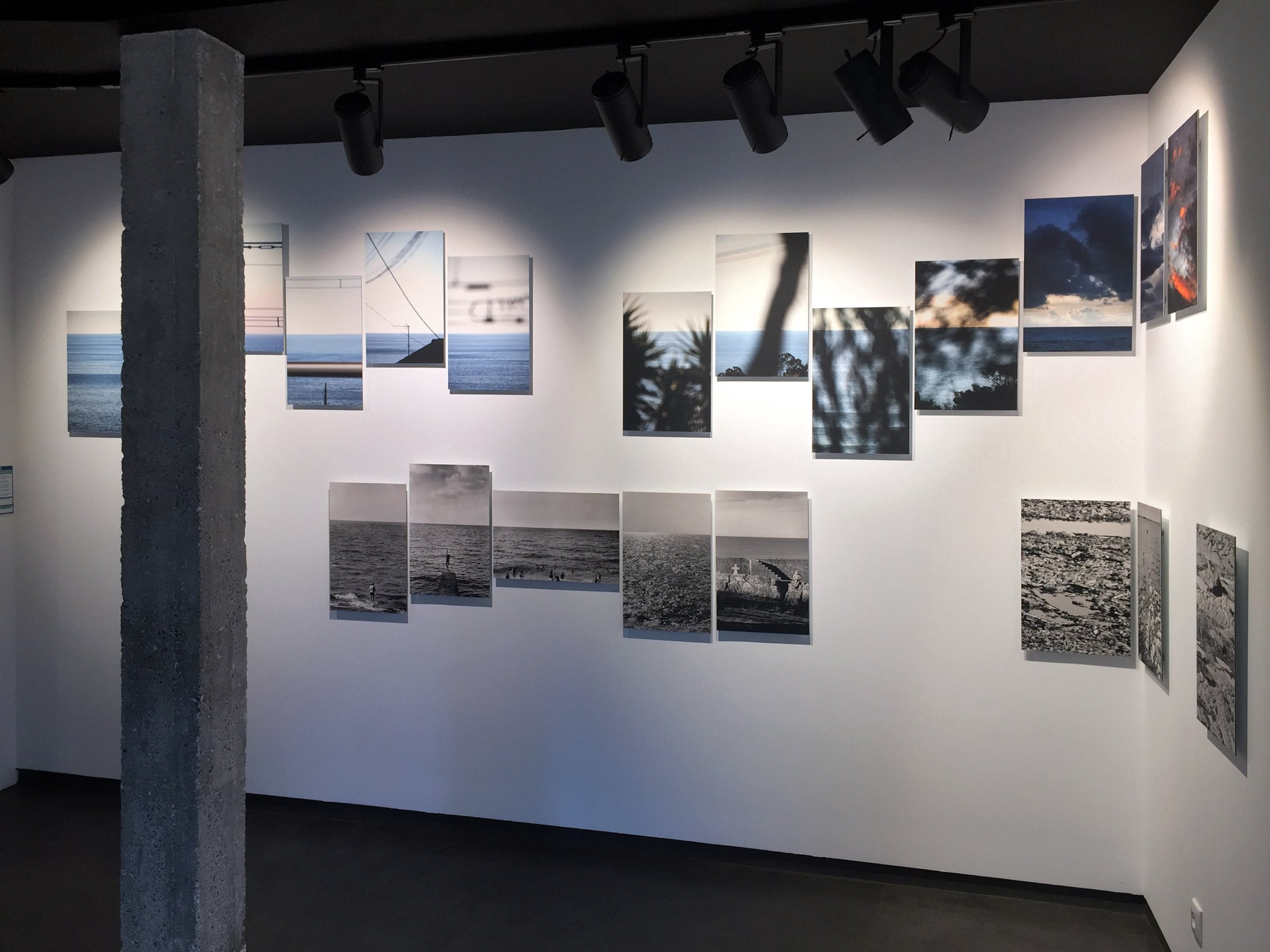 Vue de l'exposition Le bleu du ciel en noir, Galerie L'Angle, Hendaye, 2020