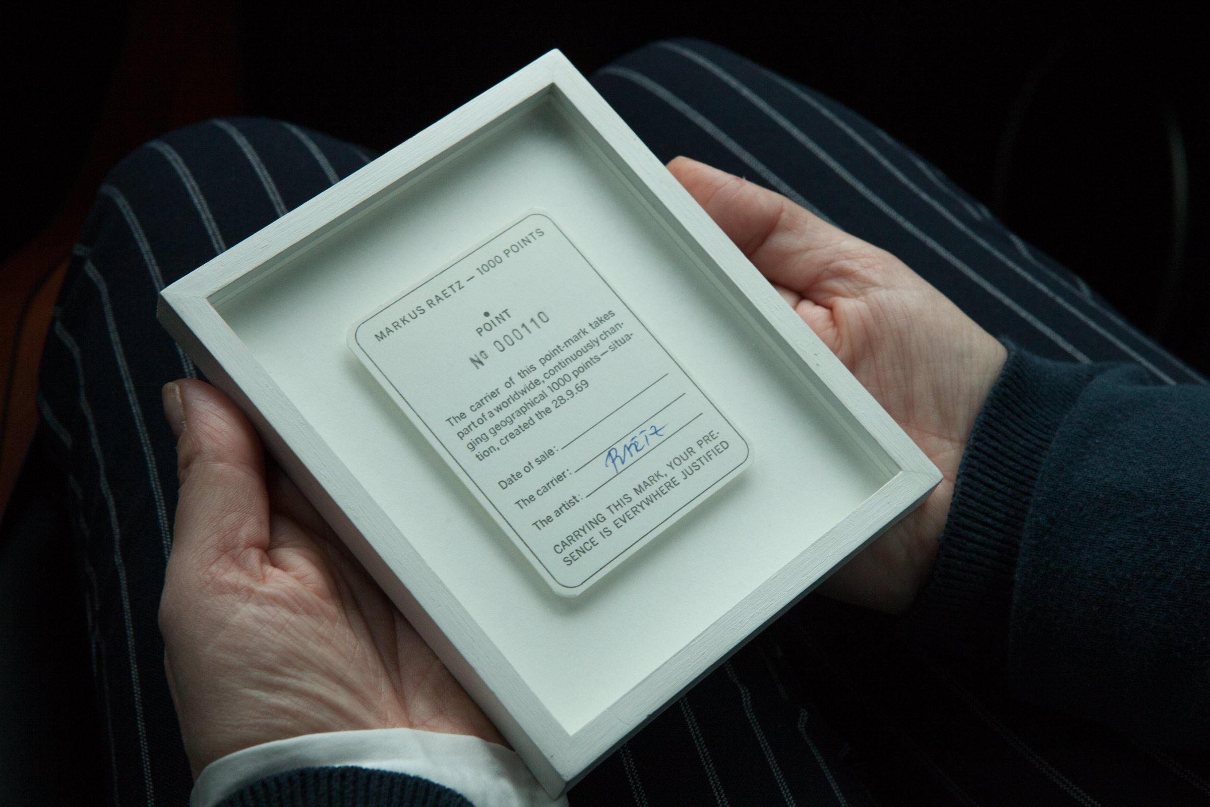 Série d'images de l'œuvre de Markus Raetz dans les mains des patient·es