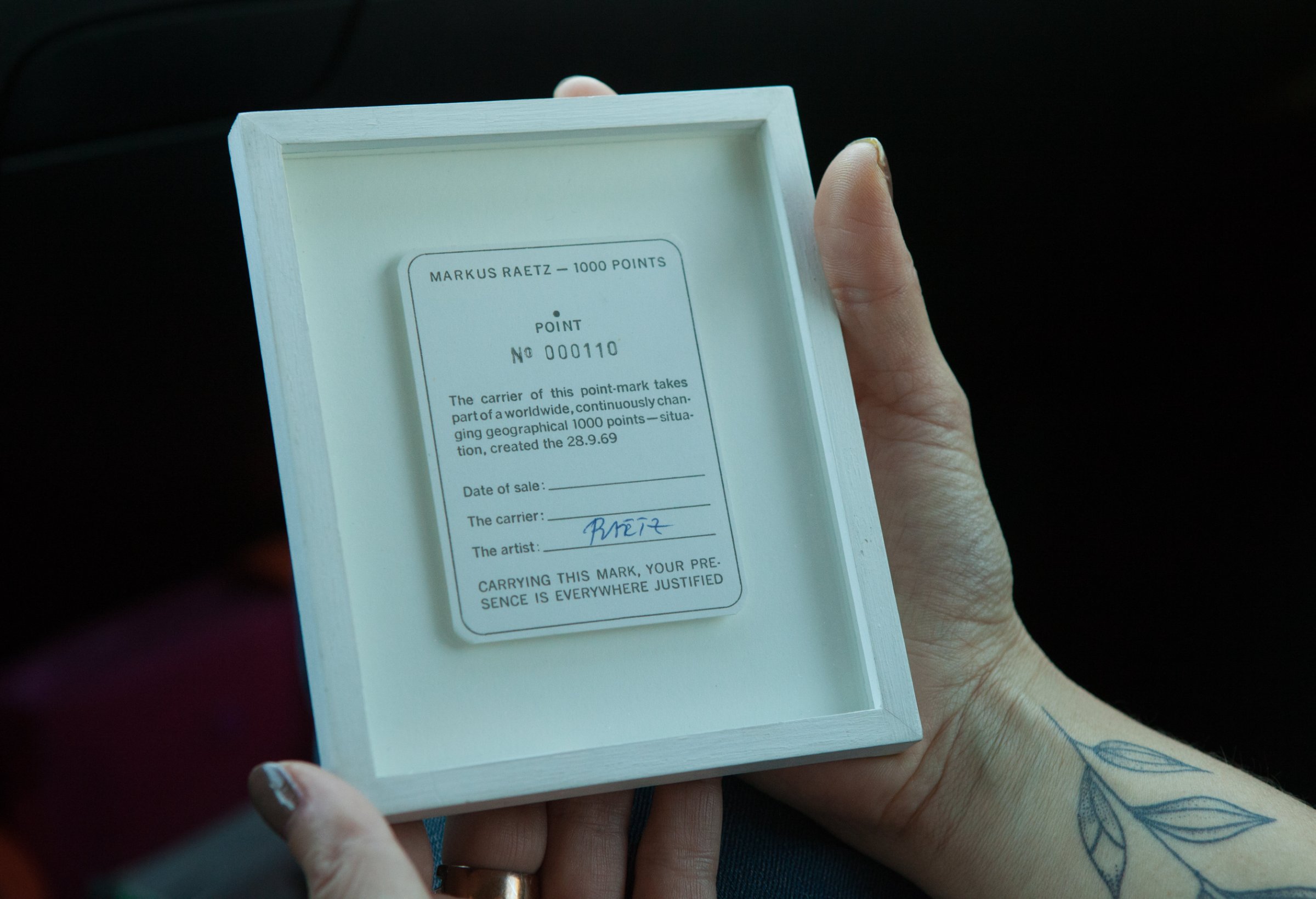 Série d'images de l'œuvre de Markus Raetz dans les mains des patient·es