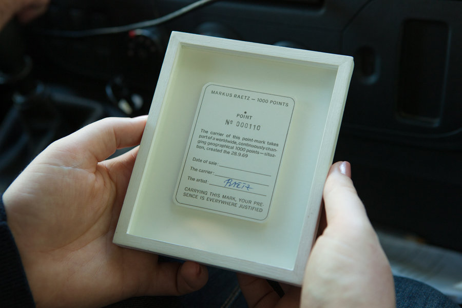 Série d'images de l'œuvre de Markus Raetz dans les mains des patient·es