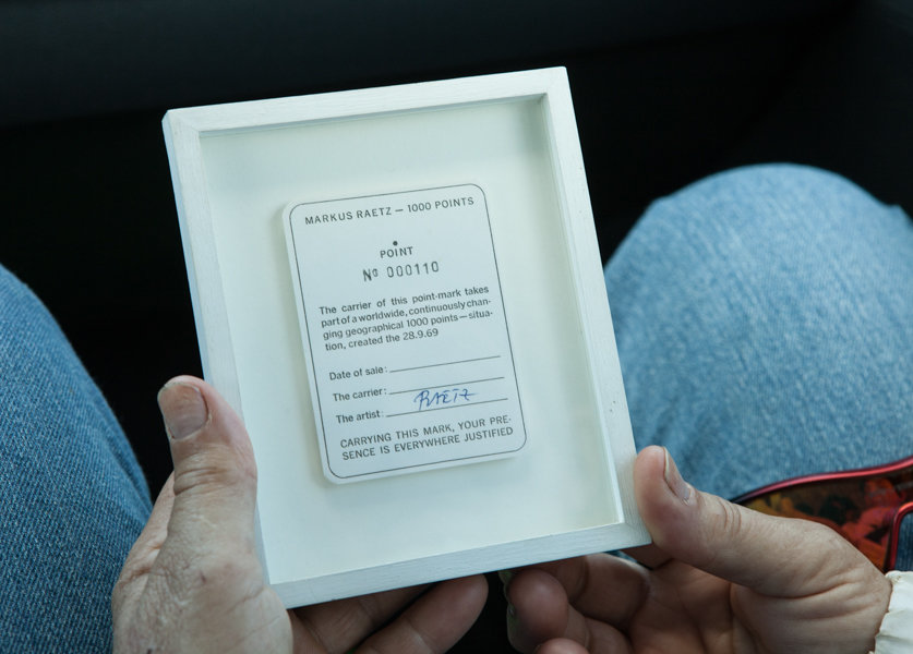 Série d'images de l'œuvre de Markus Raetz dans les mains des patient·es