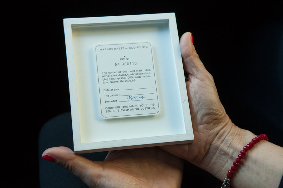 Série d'images de l'œuvre de Markus Raetz dans les mains des patient·es