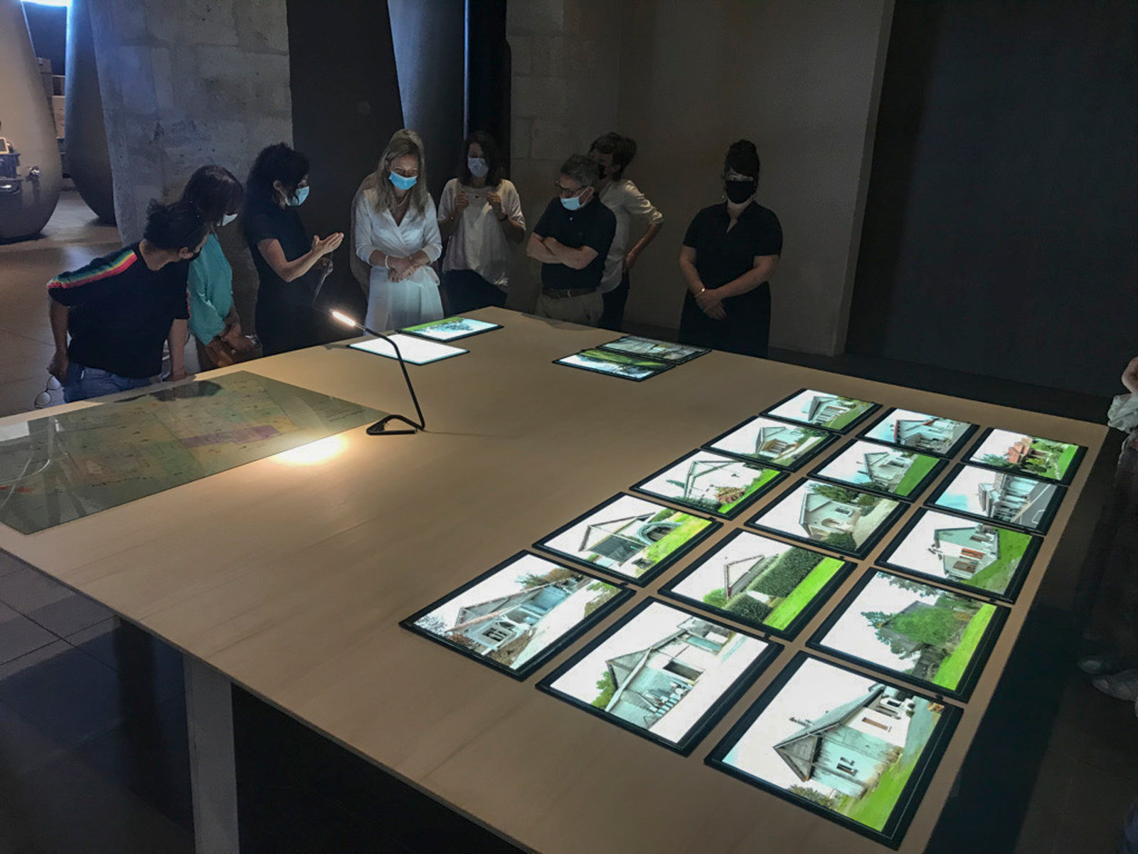 Vue de l'exposition collective Faire un geste, Château Kirwan, Cantenac, 2021 Commissariat : BAM projects