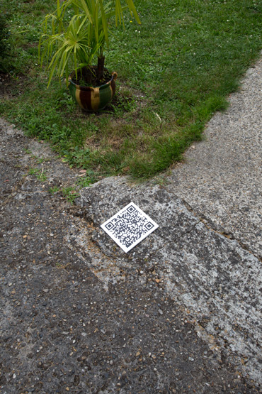 gris s'effleurent à distance deux liserés métalliques