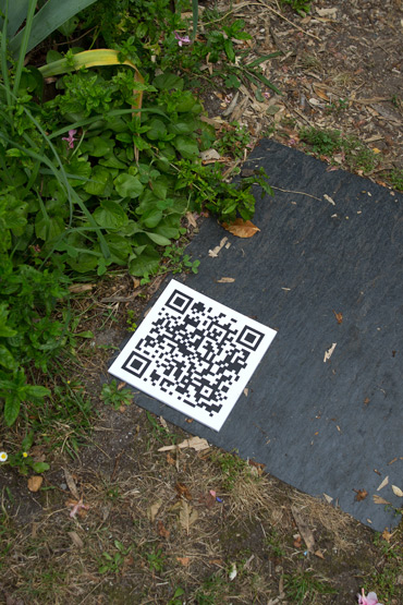 grise dialoguent sur le ciment deux orifices une sangle acier