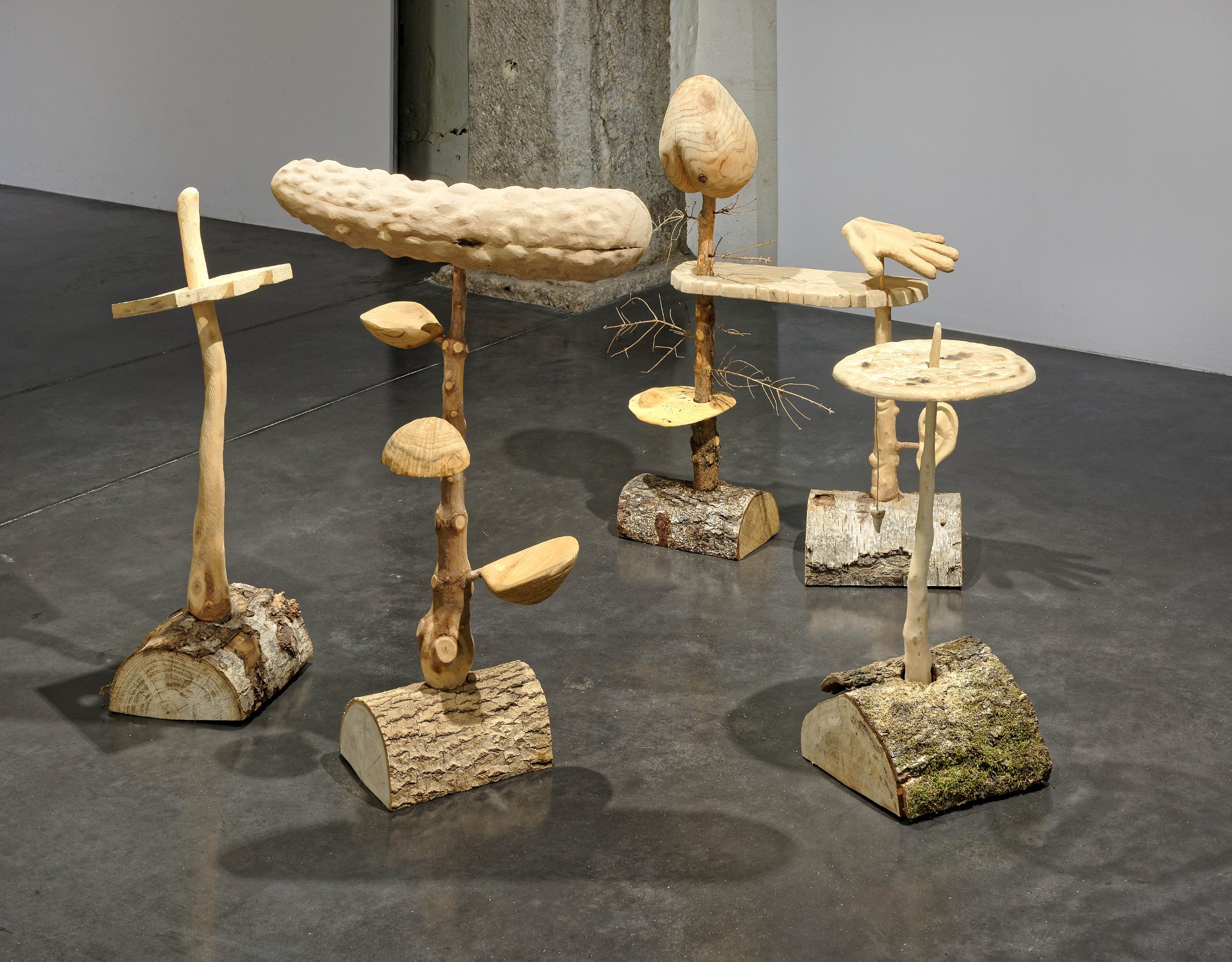 De gauche à droite : Sapin à chat II, 2017 Sapin de Noël sculpté et bois d'essences diverses, 30 x 80 x 28 cm Sapin à chat I, 2016 Sapin de Noël sculpté et bois d'essences diverses, 47 x 85 x 25 cm Sapin à chat III, 2018 Sapin de Noël sculpté et bois d'essences diverses, 61 x 80 x 24 cm Sapin à chat IV, 2019 Sapin de Noël sculpté et bois d'essences diverses, 26 x 64 x 28 cm