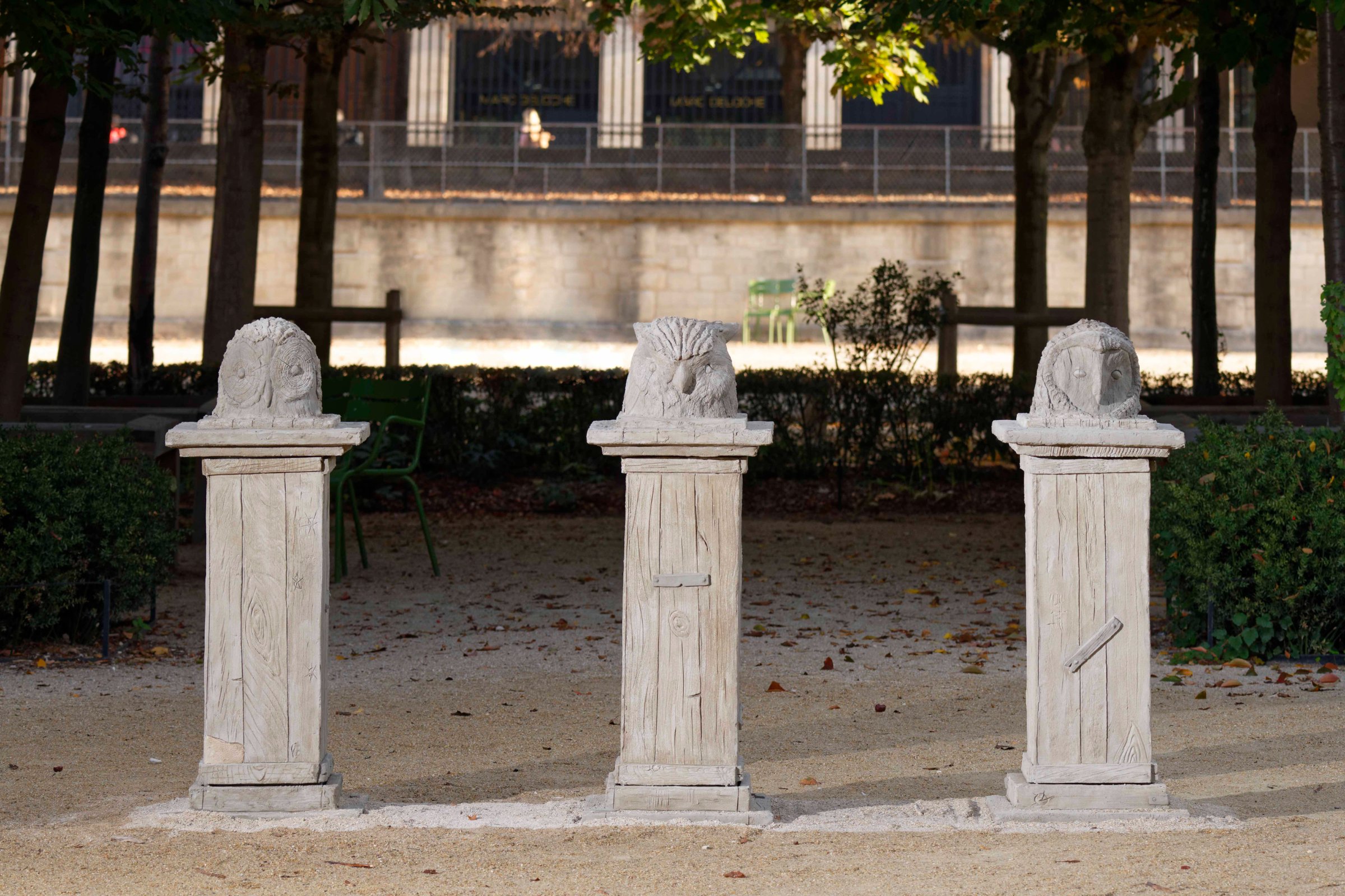 FIAC Hors les murs, Jardin des Tuileries, avec la galerie Semiose, 2021 De gauche à droite : Chouette lapone, 2021 Rusticage, 126 x 52 x 50 cm Hibou grand-duc, 2021 Rusticage, 128 x 50 x 52 cm Chouette des neiges, 2021 Rusticage, 120 x 50 x 52 cm