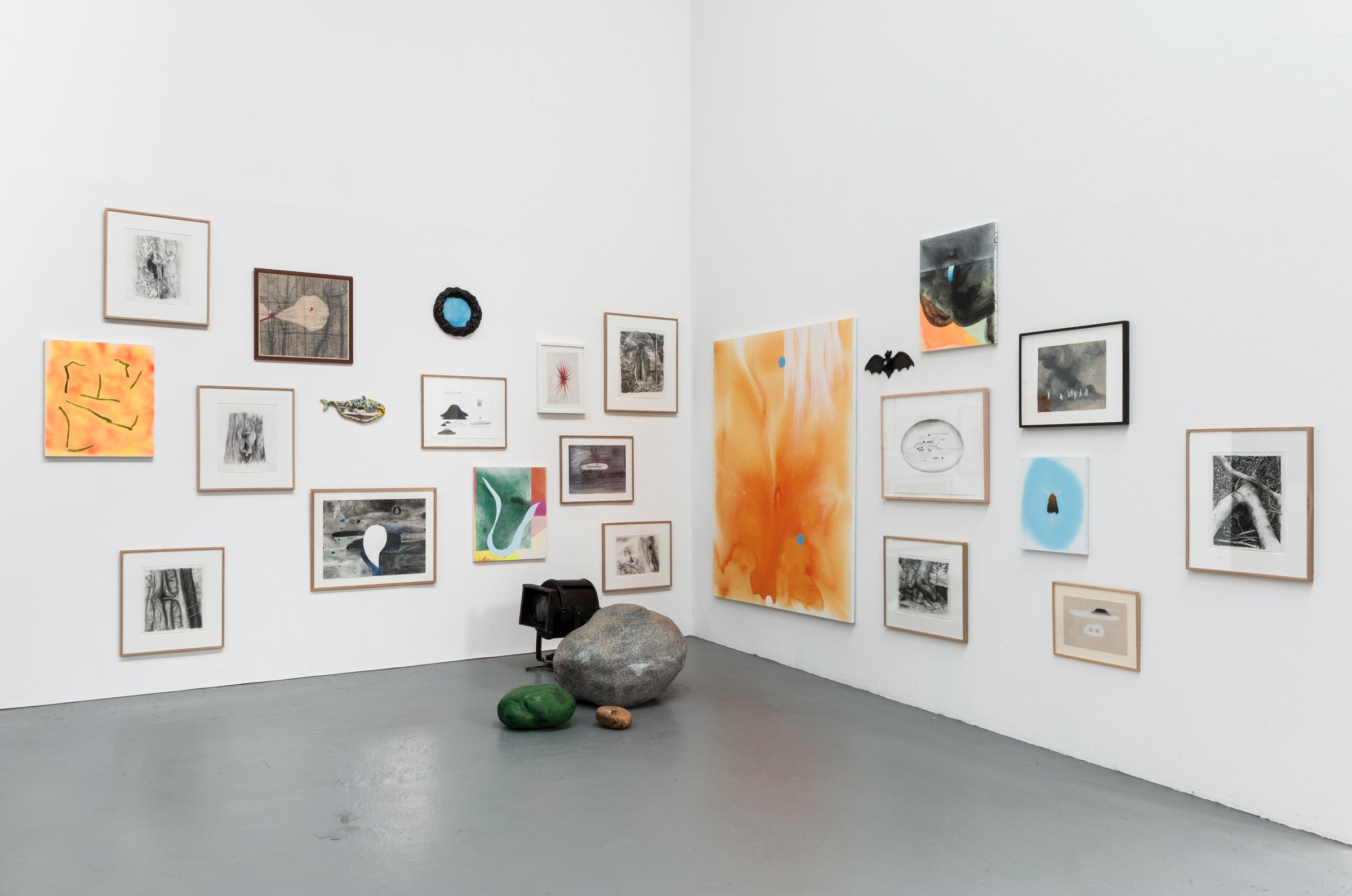 Avec des œuvres (au mur) de Anne Colomès, Laurent Le Deunff, Samuel Richardot et Aurélie Salavert et Pouf Sassi (Pierres) (1986) de Piero Gilardi (Collection du CNAP)