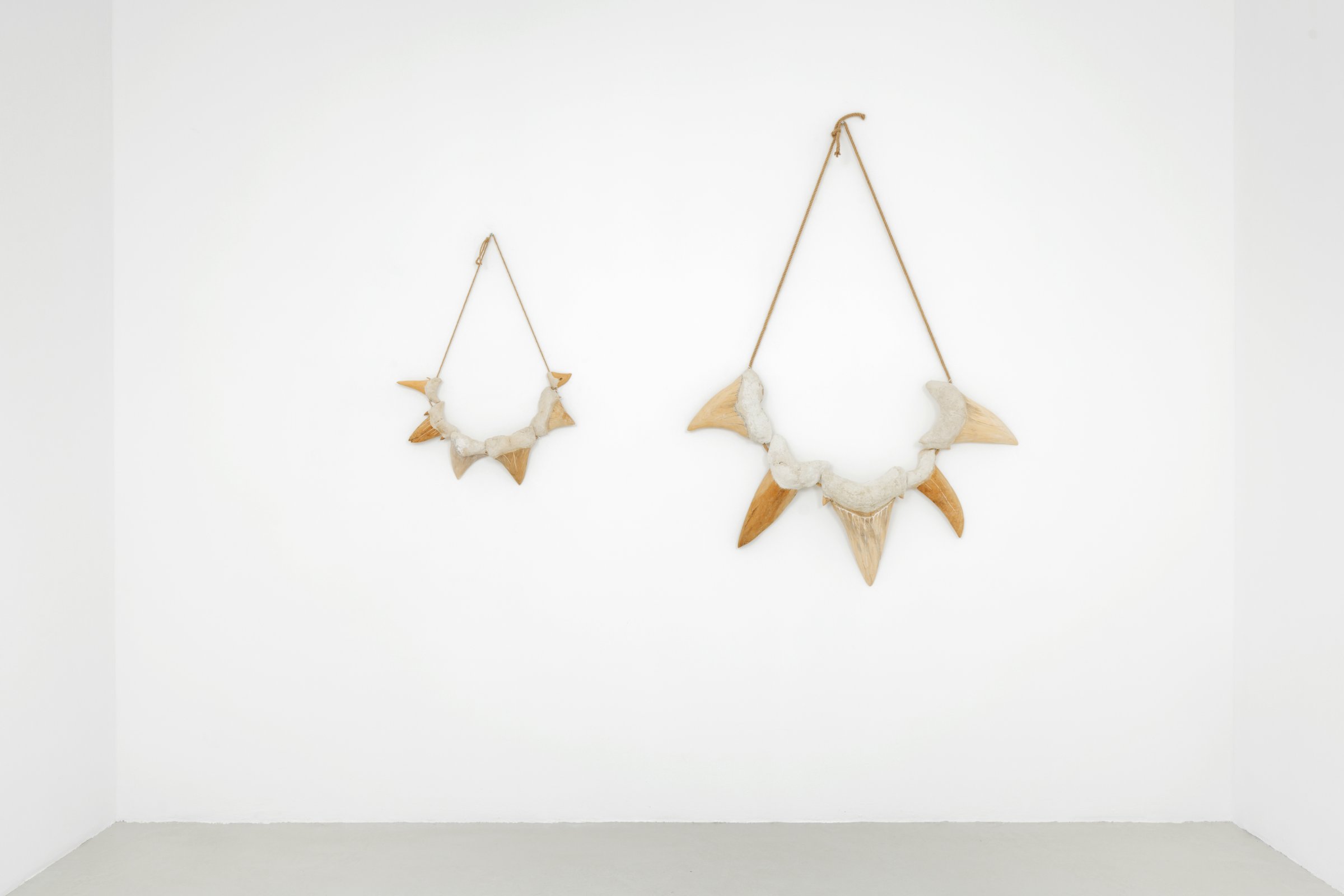 De gauche à droite : Collier de dents I, 2020 Corde, papier mâché, albâtre, sapin, tilleul et chêne, 104 × 74,5 × 9,2 cm Collier de dents II, 2020 Corde, papier mâché, tilleul et ormeaux, 195 × 136 × 16,3 cm