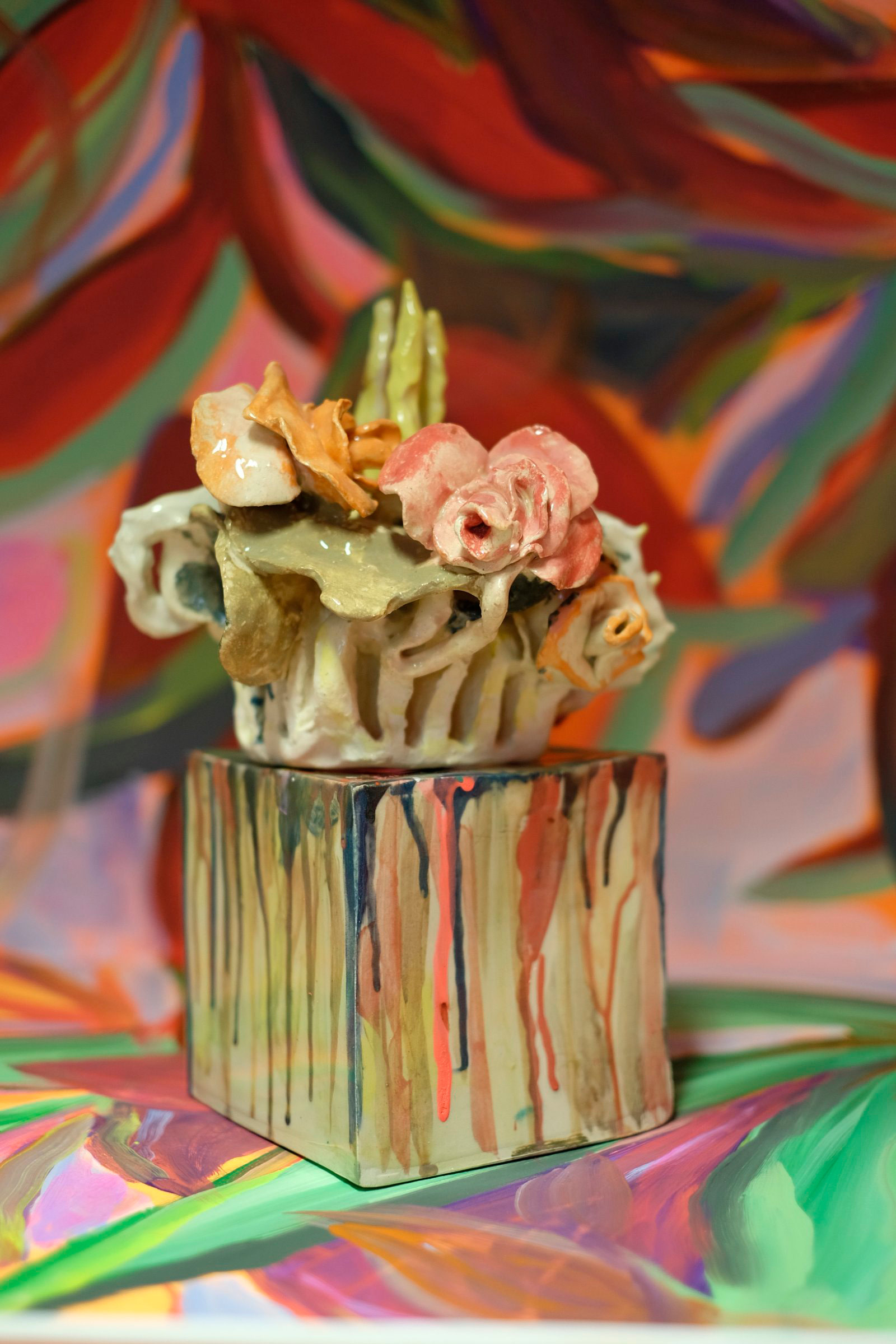 Corbeille, 2023 Terre chamottée, engobes et émaux transparents, 13 x 13 cm et Socle 4, 2023 Terre chamottée, engobes et émaux transparents, 13 x 13 cm