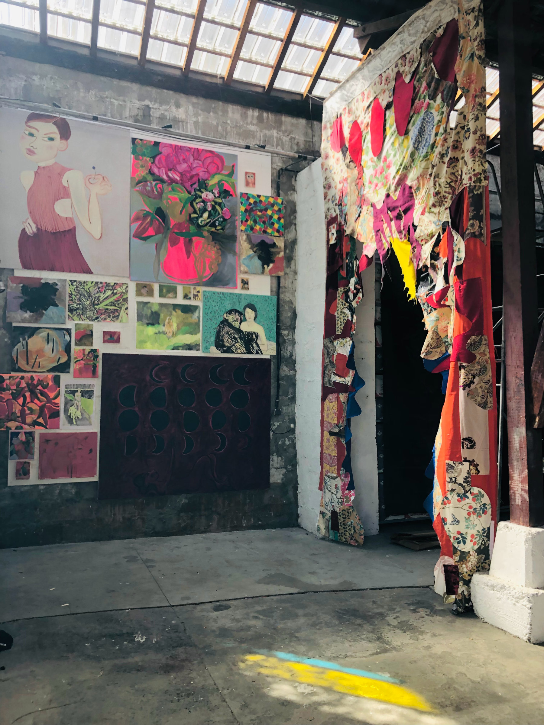 Exposition La Dame à la licorne, Les Glacières de la Banlieue, Bordeaux, 2022 Commissariat : Corinne Szabo Avec Priscille Claude, Tatiana Defraine, Duda Moraes et Simon Rayssac