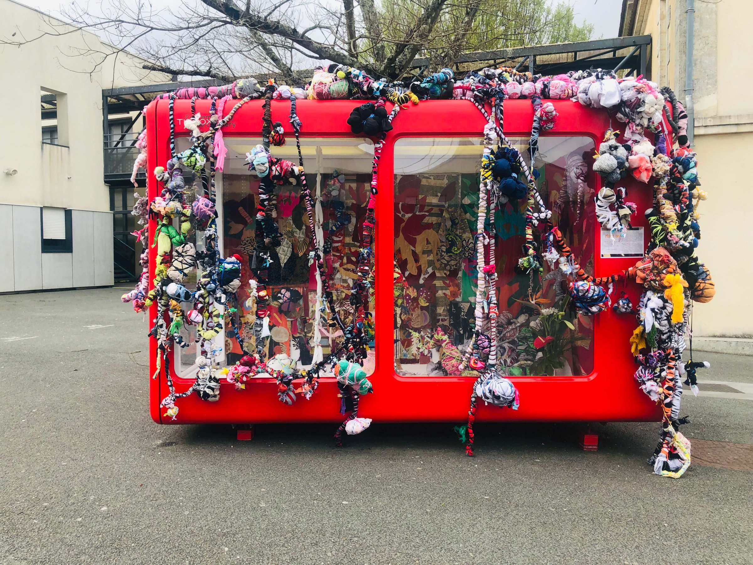 Site 3 : Exposition Made in Made on, avec L'Agence créative, Galerie Tinbox Mobile #5, Cour du collège du Val-de-Saye à Saint-Yzan-de-Soudiac, du 21 mars au 15 avril 2022