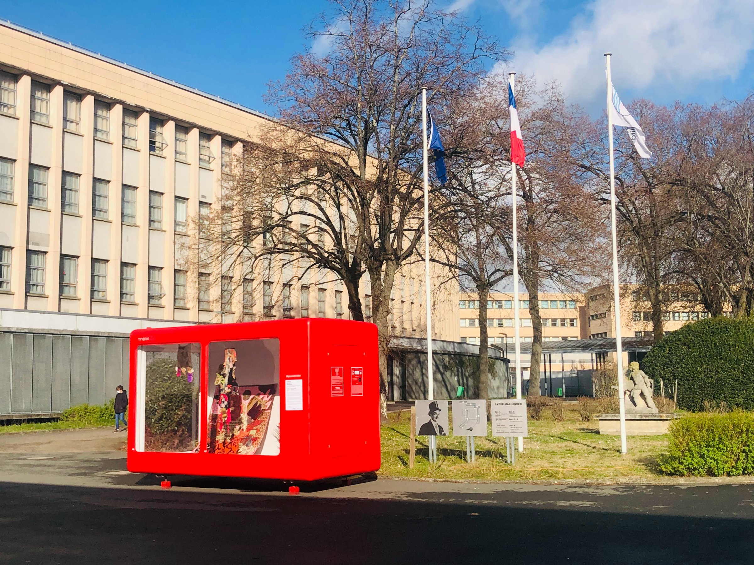 Exposition Floraison, avec L'Agence créative, Galerie Tinbox Mobile #5, Cour du Lycée Max Linder, Libourne, du 3 au 24 janvier 2022 Commissariat : les élèves de la classe de terminale arts plastiques du lycée Max Linder