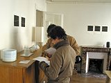 Vue d'exposition, Paris, 2008 Sur la console, œuvres en céramique d'Anne Xiradakis