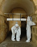 Activation par les visiteur·ses dans l'exposition Tripodie mobile (2007), crypte de l'église Notre Dame de La Souterraine