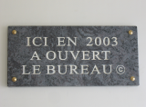 {Plaque commémorative}, 2003