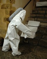 Activation par les visiteur·ses dans l'exposition Tripodie mobile (2007), crypte de l'église Notre Dame de La Souterraine