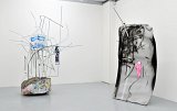 De gauche à droite : Sans titre (From Beyond), 2012 Métal, sac plastique, polystyrène, foulard, résine, pierres décoratives, bombe aérosol, béton, 250 x 200 x 150 cm Sans titre (From Beyond), 2012 Mousse polyuréthane, métal, corde, tee-shirt, bombe aérosol, 220 x 120 x 70 cm