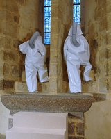 Activation par les visiteur·ses dans l'exposition Tripodie mobile (2007), crypte de l'église Notre Dame de La Souterraine